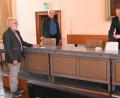 Bild: gf
Oberbürgermeister Michael Cerny (Zweiter von rechts) zog aus den zwölf Möglichkeiten fünf Vereine, die nun vom Lions-Club Amberg je 1000 Euro für ihre Jugendarbeit erhalten. Weiter mit dabei der Initiator der Aktion, Robert Jung (rechts), der Vorsitzende des Lions-Hilfswerks, Hans Rogenhofer (Zweiter von links), und Lions-Präsident Peter Seidl (links).