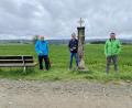 Bild: Eichl
Bürgermeister Markus Ludwig (rechts) freut sich über das erste von 13 renovierten Marterln in seiner Gemeinde. Mit im Bild der Künstler Franz Mayr (Mitte) und Alfons Barth vom Heimatverein Altenstadt/WN, der den Kontakt hergestellt hat.