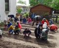 Bild: Dobmeier
Mit Gummistiefel und Schaufeln machten sich unter Anleitung der "Gemüse-Ackerdemie" die Kinder in St. Markus auf den Acker, um verschiedene Gemüsesorten zu pflanzen.