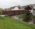Bild: wro
Vor allem in den Wintermonaten kann es auf der Brücke an der Gemeindewiese „Droht“ gefährlich rutschig sein. Zusammen mit einer Fachfirma wurde jetzt nach einer Lösung gesucht.