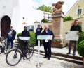 Bild: no
Bei der Präsentation (von links): Veronika Schmalzl (LAG Regionalenentwicklung AS), Pfarrer Andreas Utzat (stellvertretender evangelischer Dekan im Bezirk Sulzbach-Rosenberg), Renate Flierl (Vertrauensobfrau des evangelischen Kirchenvorstands in Illschwang), Dieter Dehling (Bürgermeister der Gemeinde Illschwang), Thomas Sanikommula (Pfarrvikar in der katholischen Pfarrei Illschwang), Ruhestandspfarrer Hans-Peter Pauckstadt-Künkler (Vorsitzender des Fördervereins Simultankirchen in der Oberpfalz), Landrat Richard Reisinger und Hubert Zaremba (Leiter des Tourismusbereichs beim Landratsamt Amberg-Sulzbach).