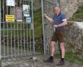 Bild: frd
Immer hereinspaziert! Manfred Senft öffnet das Burgtor zu Haus Murach.