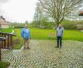 Bild: stg
Bürgermeister Hans Walter (links) und Martin Schmid, Geschäftsführer der Steinwald-Allianz, trafen sich am künftigen Dorfplatz in Reuth bei Kastl.