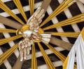 Bild: njn
Das ganze Jahr hindurch blickt der Heilige Geist in Form einer Taube im Kirchenschiff der Mariä-Himmelfahrts-Kirche auf die Gläubigen herab.