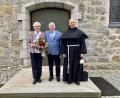 Bild: Eichl
Konrad und Anni Kraus nach dem Gottesdienst, an dem Söhne, Enkel und Urenkel teilgenommen haben; mit im Bild Pater Rafal, der die Messe gefeiert hat.