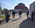 Bild: Stadt Schönsee/exb
Das sanierte Zäch-Haus in Schönsee (rechts) stand bei der Besichtigung im Mittelpunkt. Baurat Sebastian Bezold (Dritter von links) tauschte sich mit (von links) Bürgermeister Reinhard Kreuzer, VG-Geschäftsstellenleiter Matthias Jeitner, Architekt Christian Schönberger, den stellvertretenden Bürgermeistern Andreas Hopfner und Josef Fleißer und Verwaltungsmitarbeiterin Sandra Klein aus.