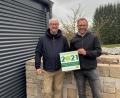Bild: Verband Garten-, Landschafts- und Sportplatzbau Bayern/exb
Christian Bauer, vertretungsberechtigter Geschäftsführer, und Betriebsleiter Dominik Fischer (von links) freuen sich über den Staatsehrenpreis für vorbildliche Ausbildung.