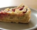 Bild: sfo
Veganer Erdbeer- Rhabarber-Kuchen mit Joghurtcreme und Streusel.