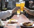 Symbolbild: Tom Weller/dpa
Dieses Bild wird man ab kommender Woche auch im Landkreis Amberg-Sulzbach wieder sehen können: Zwei Menschen sitzen in einem Biergarten und prosten sich zu.