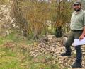 Bild: ld
Die drei Ranger des Naturparks Fichtelgebirge (von links) Ronald Ledermüller, Isabell Niclas und Andreas Hofmann besichtigten die geplanten Stationen des künftigen Erfahrungspfades. Sie werden auch weiterhin die Themen zum Naturschutz fachlich begleiten und unterstützen. Von der geplanten Vielfalt und der schönen Wegeführung waren sie sehr begeistert und haben eine Reihe von Vorschlägen aus ihrer Tätigkeit in Brand gelassen.