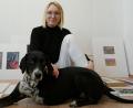 Bild:  Patrick Schirch/exb
Die Künstlerin und ihr Modell: Margarita Strena-Schirch und ihre acht Jahre alte Mischlingshündin Milka.