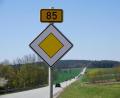 Bild: jut
Die B 85 bei Kreith (Kreis Schwandorf). Die Straße soll zwischen Amberg und Cham vierspurig ausgebaut werden, wenn es nach der IHK geht.