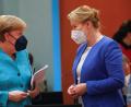 Bild: Michele Tantussi
Bundeskanzlerin Angela Merkel (CDU, links) spricht vor der Kabinettssitzung mit Franziska Giffey (SPD).