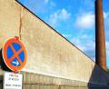Bild: sm
Der Fabrikschornstein der ehemaligen Bleiglasfabrik Beyer & Co. wird auf Schäden untersucht, Deshalb besteht zeitweise in der Baptist-Kraus- Straße ein absolutes Halteverbot.