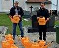 Bild: R. Kreuzer
Kolping Neunkirchen sorgt dafür, dass immer Gießkannen auf dem Friedhof sind.