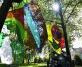Bild: Petra Hartl
Groß, bunt und einfach ganz besonders: Seit Donnerstag flattern im Englischen Garten wieder die Windsbräute der Künstlerin Beate Oehmann.