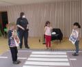 Bild: Kindergarten St. Hedwig/exb
Beim Besuch von Polizistin Diana Lenz im Kindergarten St. Hedwig lernten die Kinder unter anderem, wie man einen Zebrastreifen korrekt überquert.