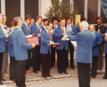 Bild: Archivbild MGV Liederkranz sl
1981 bei der Fahnenweihe und hier sind die Sänger vor dem Rathaus mit Dirigent Josef Bauer dem späteren Dirigenten Peter Hösl und Siegfried Sommer, dem Kassier -seit über 40 Jahren- Hans Winter und dem MGV-Ehrenvorsitzenden Josef Winter.