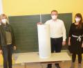 Bild: fz
Dezent und nicht auffällig werden die Lüfter in den Klassenzimmern stehen, die Bürgermeister Anton Kappl zusammen mit Sabrina Schaffner (rechts) an Rektorin Beate Vetterl (links) übergab.