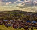 Archivbild: Hermann Koch 
Im Licht der untergehenden Juli-Sonne am Berghang Musik unter freiem Himmel genießen: Das konnten die Open-Air-Besucher im Jahr 2016. Die Neuauflage des Spektakels muss noch ein Jahr warten, die Großveranstaltung wurde erneut verschoben – wegen Corona nun schon zum zweiten Mal.