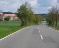 Bild: do
Hier wird bald rundum erneuert. Die Straße zwischen Tremmersdorf und Speinshart erhält eine neue Deckschicht.