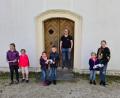 Bild: sne
JU-Ortsvorsitzender Stefan Pappenberger (hinten) darf der Familie Huber, der Familie Greiner und der Familie Greim (von links) Gutscheine zum Eisessen übergeben.