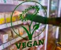 Archivbild: Daniel Karmann/dpa
"Vegan" ist auf der Glastür eines Kühlregals mit veganen Produkten in einem Biosupermarkt zu lesen.