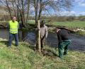 Bild: WWA Weiden/exb
Christian Motz (Sachgebietsleiter Gewässerentwicklung), Florian Völkl und Johann Bäumler (beide Flussmeisterstelle Weiden) beim Anpflanzen