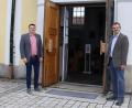 Bild: Popp, Holger 
Holger Popp (links) und Pfarrer Martin Besold laden herzlich zur Nacht der offenen Kirchen ein. Bis in die Nacht hinein sind die Kirchentüren geöffnet.