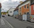 Bild: lnz
In der Vorstadt in Mitterteich läuft seit dem vergangenen Jahr die Sanierung des früheren Buchka-Hauses. In diesem Zusammenhang muss eine neue Gasleitung verlegt werden, weshalb in der kommenden Woche eine zweitägige Sperrung der Ortsdurchfahrt in diesem Bereich erforderlich ist.