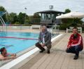 Bild: Hirsch
Bademeister Michael Maget (rechts) und Oberbürgermeister Andreas Feller eröffneten am Freitag die Saison im Schwandorfer Erlebnisbad und kamen mit den ersten Badegästen ins Gespräch.