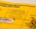 Archivbild: Jens Kalaene/dpa
Impfpass mit den Eintragungen für die Corona-Impfung: Für den vollen Impfschutz empfiehlt die Stiko einen Abstand mehrerer Wochen.