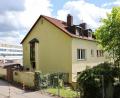 Bild: Dobler
In den Sommerferien soll das Wohnhaus (rechts) abgebrochen werden, um das Baufeld für die weiteren Bauabschnitte des Beruflichen Schulzentrums Oskar-von-Miller (im Hintergrund) freizumachen.