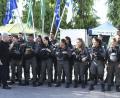 Bild: Yuval Chen/Yedioth Ahronoth POOL/AP/dpa
Ministerpräsident Benjamin Netanjahuspricht in Lod mit israelischen Grenzpolizisten. Er hat die Bürger des Landes erneut auf einen längeren Einsatz im Gazastreifen eingestimmt.