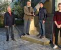 Bild: Popp, Holger/exb
Dominik Vollath (Zweiter von rechts) überreichte an Pfarrer Martin Besold (Mitte) eine Kamera für die Aufzeichnung der Gottesdienste. Darüber freuten sich (von links) Simon Kreuzer, Alfons Meierhöfer und Jonathan Sausner.