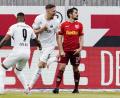 Bild: Uwe Anspach/dpa
Nach 14 Jahren im Trikot des SSV Jahn bestreitet "Identifikationsfigur" (O-Ton Mersad Selimbegovic) Oliver Hein (rechts) am Samstag gegen den FC St. Pauli sein (vermutlich) letztes Spiel für Regensburg.