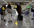Symbolbild: Clara Margais/dpa
Passagiere kommen am Flughafen von Mallorca an.