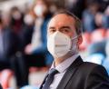Bild: Matthias Balk/dpa
Hubert Aiwanger (Freie Wähler) sitzt auf der Landesversammlung der Partei zur Aufstellung der Liste für die Bundestagswahl im Alpenbauer Sportpark auf der Tribüne.