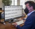 Bild: Nina Hansch
Jürgen Dusel, Behindertenbeauftragter der Bundesregierung, sitzt in seinem Büro am Computer. Mit dem "ZoomText"-Programm auf seinem Bildschirm kann er den Text lesen.