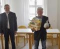 Bild: Karl Schwemmer &lt;info.karl.schwemmer@gmail.com&gt;
Gratulationscour und Geschenkübergabe mit (von links) Bürgermeister Joachim Neuß, Eugen Eckert und Pater Marek Flasinski.