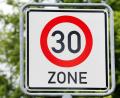 Symbolbild: Jens Büttner/dpa
Ein Verkehrsschild für eine Tempo-30-Zone steht an der Straße.