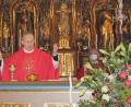 Bild: ads
Weihbischof Reinhard Pappenberger (Mitte) zelebrierte den Jubelgottesdienst. Links neben ihm ist Stadtpfarrer Thomas Helm zu sehen.