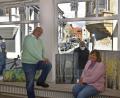 Bild: Petra Hartl
Hauseigentümer Stefan Reuther (links) und Künstlerin Angelika Meitzel (rechts) in der Pop-Up-Schaufenster-Galerie in der Georgenstraße 37. Von draußen wird schon mal neugierig geschaut, was drinnen zu sehen ist.