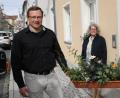 Bild: njn
Individuell angepflanzt wurden die insektenfreundlichen Blumenkästen für das Rathaus und die Geschäftsstelle der Steinwald-Allianz. Auf dem Bild (von links) Geschäftsführer Martin Schmid, Projektmanagerin Eva Gibhardt und Bürgermeister Johannes Reger.