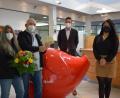 Bild: szl
Losglück für zwei Kunden der Sparkasse Oberpfalz Nord beim PS-Sparen: Das Ehepaar Monika und Helmut Wieland (von rechts) erzielte einen 10.000-Euro-Gewinn. Es gratulierten Beraterin Sabrina Rosner und Geschäftsstellenleiter Manuel Waller (von links).