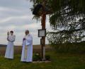 Bild: jr
Pfarrseelsorger Pater Benedikt Leitmayr (rechts) und Diakon Bastian Neumann beim Segensgebet am „Grüner Feldkreuz“, das nach einem Unfall am Karsamstag wieder aufgestellt wurde.