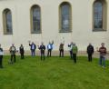 Bild: bk
Die fertiggestellte Beschilderung und damit den Simultankirchen-Radweg Nummer 5 sichtbar machen, dies wollen symbolisch die Vertreter der Kirchen und Kommunen vor der Dreifaltigkeitskirche in Freihung.