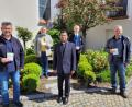Bild: hir
Die Vertreter der Kirchenverwaltungen Manfred Piehler (Rottendorf, links), Hermann Gebhard (Pfreimd Zweiter von links) und Thomas Kastner (Neunaigen, rechts) freuen sich über insgesamt 1200 Euro, die Präfekt Alois Kleierl (Zweiter von rechts) und Pater Georg Parampilthadathil (Mitte) überreichen.