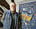 Bild: ubb
Künstler Michael Voigt „malt“ mit Knöpfen. In der Sonderausstellung „Neues von den Knöpfen“, seiner dritten Präsentation in Bärnau, zeigt er Collagen, Objekte, Arbeiten auf Papier oder Leinwand sowie auch historische Knöpfe.