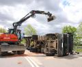 Bild: Thomas Dobler
Ein 27-jähriger Lkw-Fahrer kippte mit seinem Fahrzeug bei der Autobahnabfahrt Schwandorf-Mitte auf der A93 um, der Sand seiner Ladung verteilte sich auf der Fahrbahn.